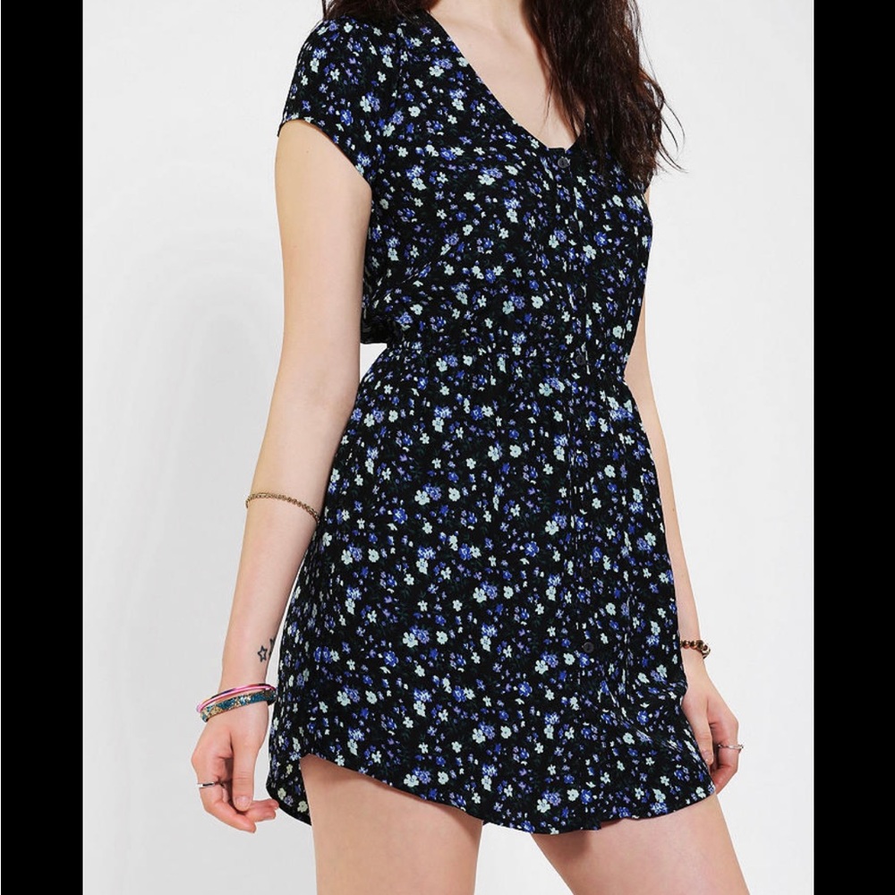 URBAN OUTFITTERS   |  S  |  KIMCHI BLU  |  Navy Floral Sabrina Dress